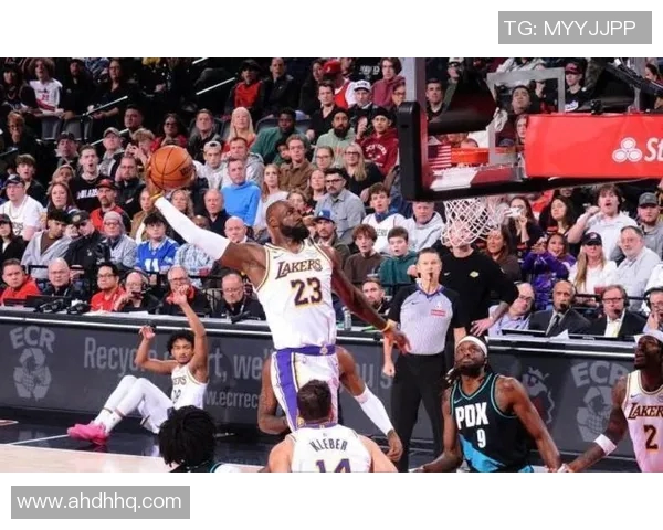 湖人大胜开拓者，詹皇独得30分